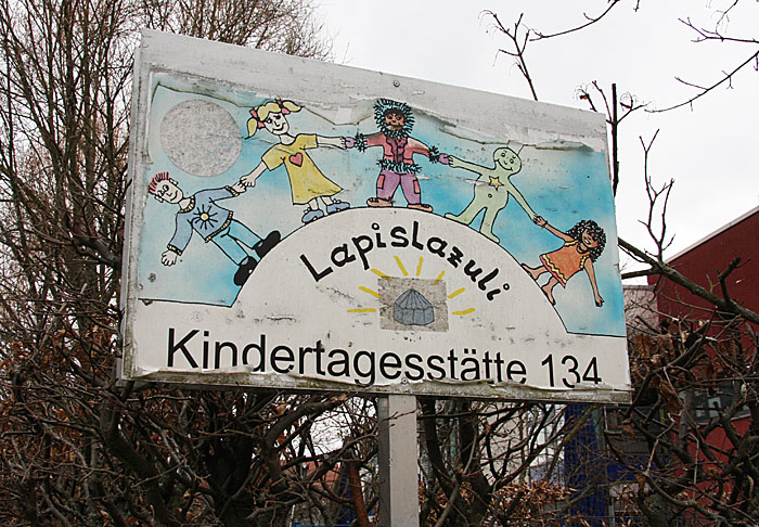 Das Kita-Schild bevor alles nach Straßen benannt wurde.