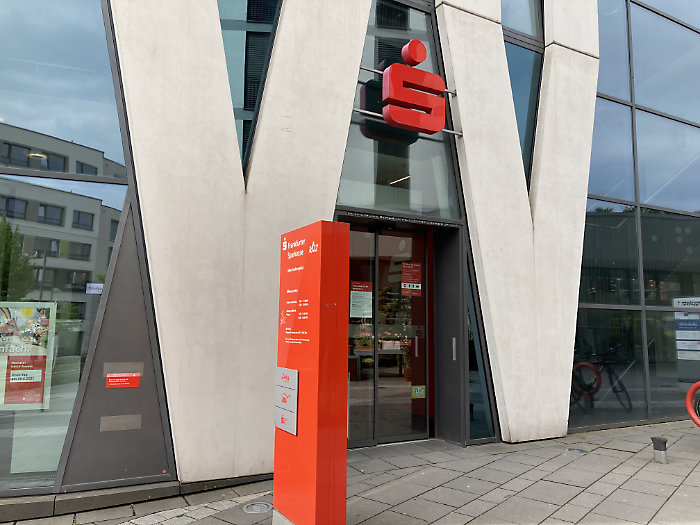 Die Sparkasse befindet sich im Erdgeschoss des „Ärztehauses“ direkt am Riedbergplatz 1.