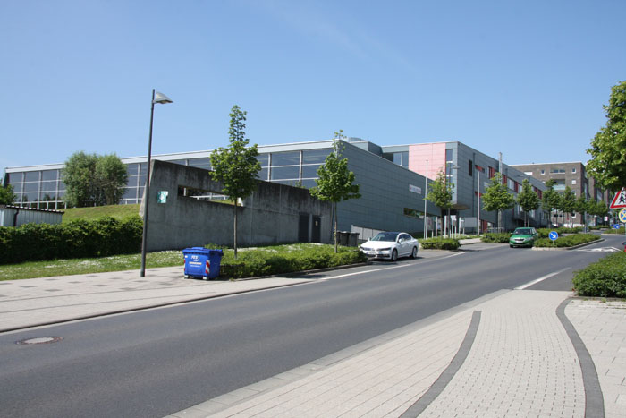 Blick auf die Turnhalle und die Schule von Südost.