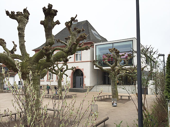 Blick über den Schulhof mit Neu- und Altbau.