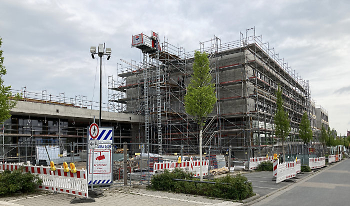 Blick vom Südwesten auf die Schule im Bau (12.5.2021).