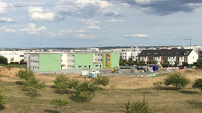 Blick auf die Schule von Westen.