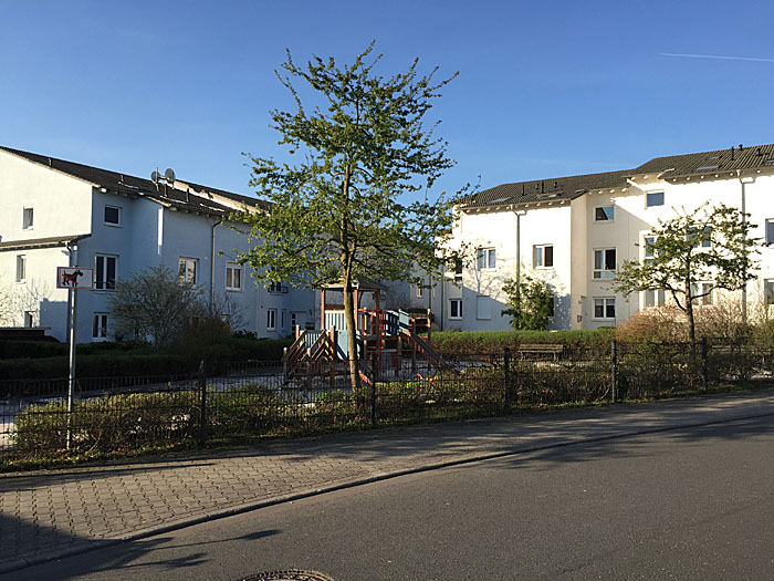 Die Ringstraße „Am Bonifatiusbrunnen“ öffnet sich für diesen kleinen Platz.