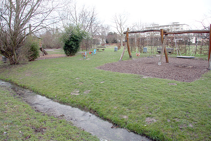 Das gibt es nur hier: Spielplatz direkt am Bach.