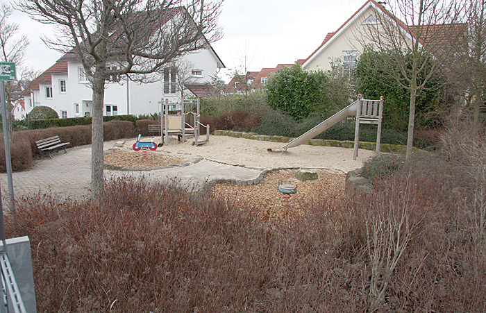 Die Kleineren können im Sand buddeln, rutschen, klettern und herumwackeln.