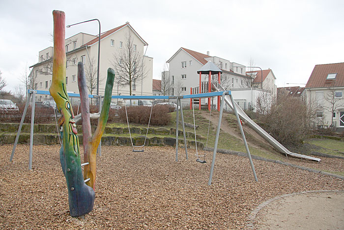 Schaukeln im Halbkreis und große Rutsche.