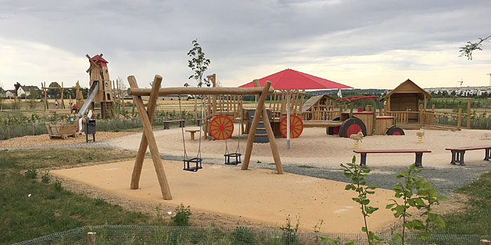 Im vorderen Bereich fühlen sich die Kleinen wohl, weiter hinten öffnet sich der Spielplatz
		für die größeren in die offene Feldlandschaft.