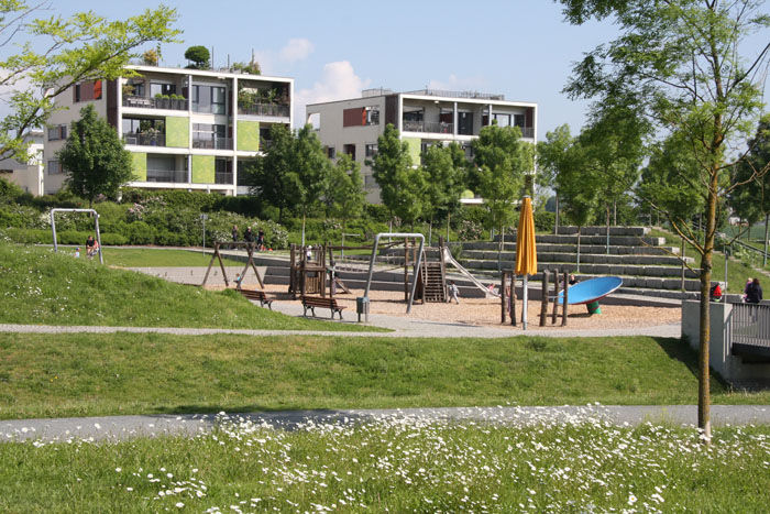 Blick auf den Spielplatz über die Kätcheslach hinweg.