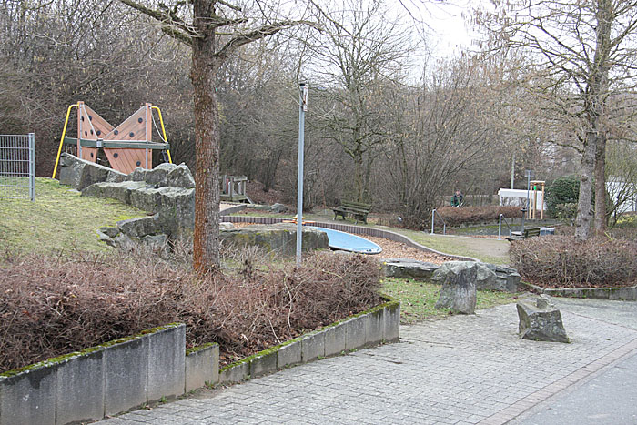 Der Spielplatz zieht sich in mehreren Ebenen den Hang hinab.