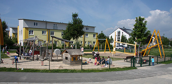 Der gelbe Spielplatz von Osten gesehen.