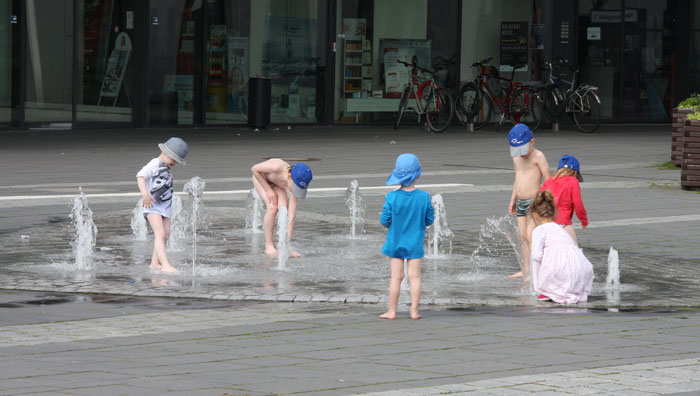 Der Brunnen vor dem Eingang zum Einkaufszentrum.