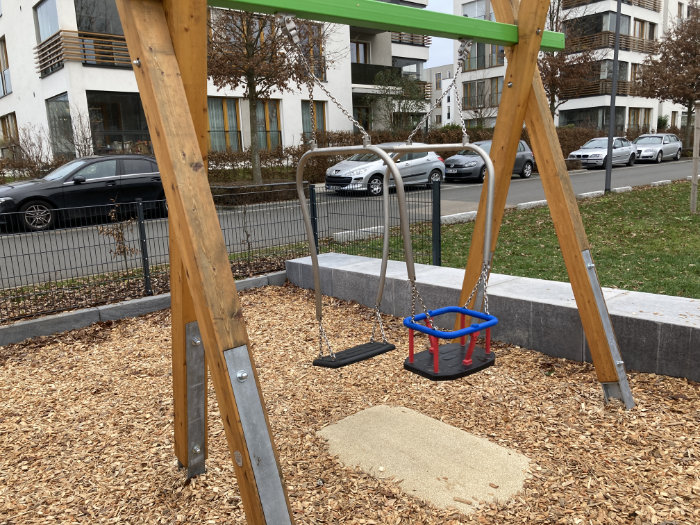 Ein Unikat auf dem Riedberg: Anstatt ein Kleinkind auf der Schaukel abzuschubsen, schaukeln Mama oder Papa einfach gemeinsam mit dem Baby..