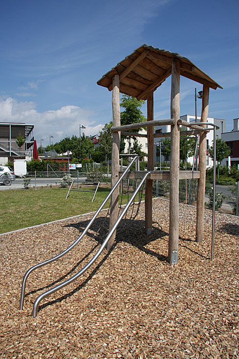 Kletterturm mit Hangel-Rutsche.