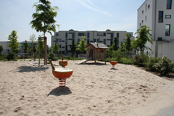 Die Sandfläche mit Hütte und Wackel-Äpfeln.