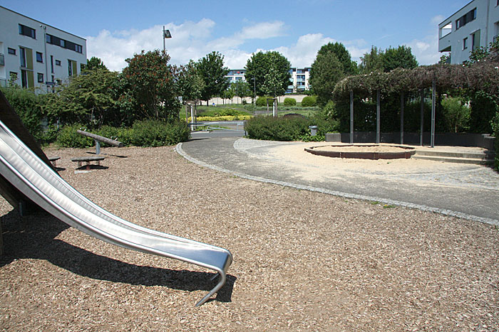 Nördlicher Teil mit Rutsche, Wippe und Sandecke.