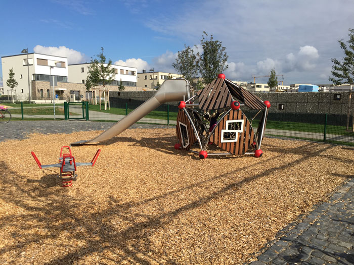 Kletterhaus mit Rutsche und Wackelgerät.