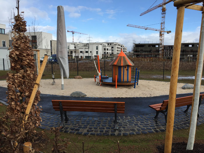 Für die Kleinen: Sand und Hütte.